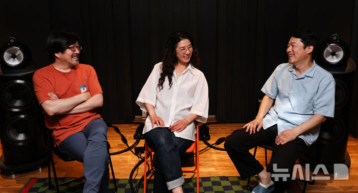 [서울=뉴시스] 권창회 기자 = 윤정오(왼쪽부터) 엔지니어와 가수 말로, 황병준 사운드미러 대표 겸 엔지니어가 지난 달 31일 서울 종로구 세운상가 사운드 미러 사무실에서 뉴시스와 인터뷰 전 포즈를 취하고 있다. 2025.08.05. kch0523@newsis.com