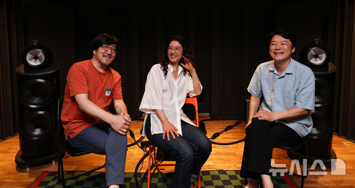 [서울=뉴시스] 권창회 기자 = 윤정오(왼쪽부터) 엔지니어와 가수 말로, 황병준 사운드 미러 대표 겸 엔지니어가 지난 달 31일 서울 종로구 세운상가 사운드 미러 사무실에서 뉴시스와 인터뷰 전 포즈를 취하고 있다. 2025.09.03. kch0523@newsis.com