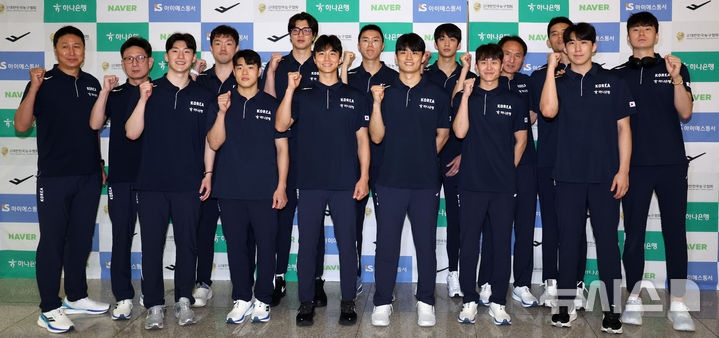 [인천공항=뉴시스] 김선웅 기자 = 2025 FIBA 남자농구 아시아컵에 참가하는 남자 농구대표팀 안준호 감독과 선수들이 지난달 31일 인천국제공항에서 출국을 앞두고 단체사진을 촬영하며 결의를 다지고 있다. 2025.07.31. mangusta@newsis.com
