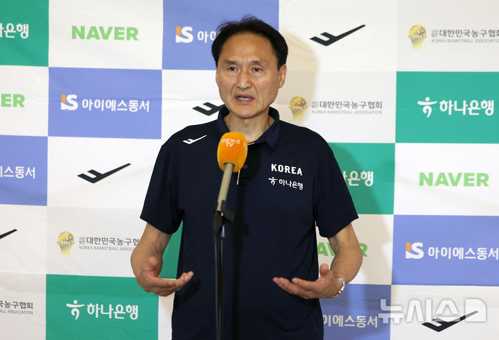 [인천공항=뉴시스] 김선웅 기자 = 2025 FIBA 남자농구 아시아컵에 참가하는 남자 농구대표팀 안준호 감독이 지난달 31일 인천국제공항에서 출국을 앞두고 인터뷰를 하고 있다. 2025.07.31. mangusta@newsis.com