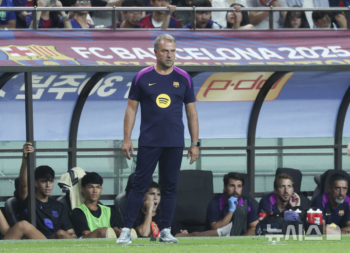 [서울=뉴시스] 김근수 기자 = 한지 플릭 FC바르셀로나 감독이 31일 서울 마포구 상암월드컵경기장에서 열린 FC 바르셀로나 2025 아시아 투어 FC 바르셀로나 대 FC서울의 경기에서 경기장을 바라보고 있다. 2025.07.31. ks@newsis.com
