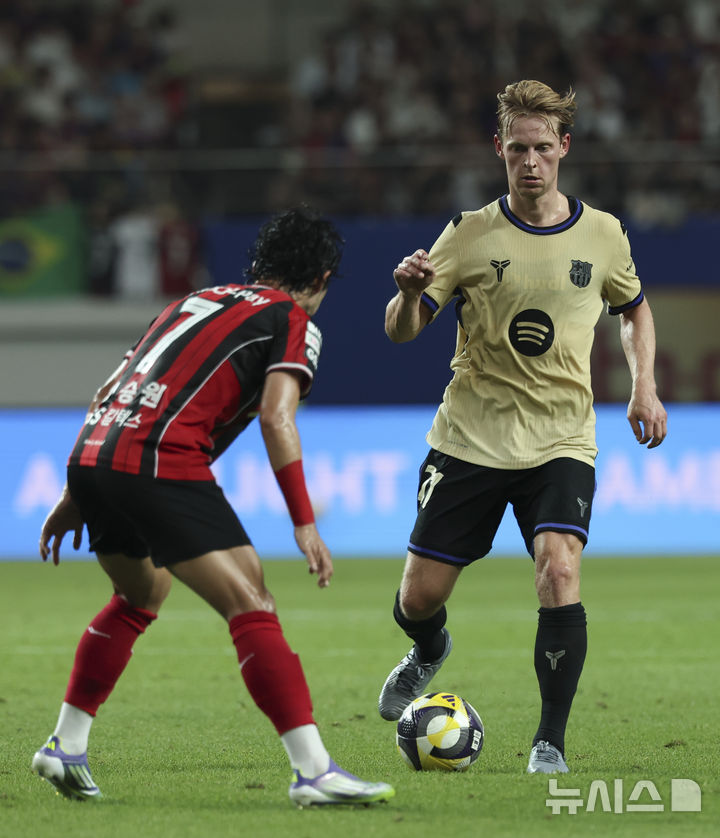 [서울=뉴시스] 김근수 기자 = 31일 서울 마포구 상암월드컵경기장에서 열린 FC 바르셀로나 2025 아시아 투어 FC 바르셀로나 대 FC서울의 경기에서 FC바르셀로나 프랭키 데 용이 돌파를 하고 있다. 2025.07.31. ks@newsis.com