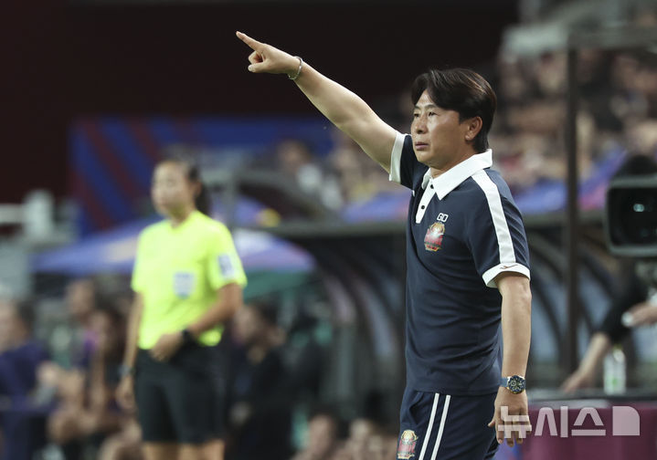 [서울=뉴시스] 김근수 기자 = 김기동 FC서울 감독이 31일 서울 마포구 상암월드컵경기장에서 열린 FC 바르셀로나 2025 아시아 투어 FC 바르셀로나 대 FC서울의 경기에서 전술 지시를 하고 있다. 2025.07.31. ks@newsis.com
