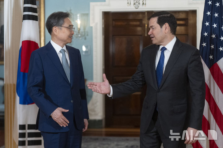 [워싱턴=AP/뉴시스] 조현(왼쪽) 외교부 장관이 지난달 31일(현지 시간) 미국 워싱턴DC 국무부에서 마코 루비오 국무부 장관과 악수하고 있다. 2025.08.01.