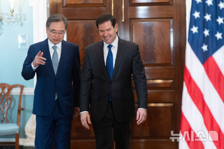 [워싱턴=AP/뉴시스] 조현(왼쪽) 외교부 장관이 지난달 31일(현지 시간) 미국 워싱턴DC 국무부에서 마코 루비오 국무부 장관과 대화하고 있다. 2025.08.01.
