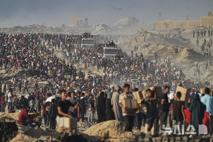 [AP/뉴시스] 지난 6월 가자 지구 팔레스타인 난민들이 이스라엘의 저지로 끊겼던 유엔 식량 지원을 두 달 반 만에 받고 있는 모습 