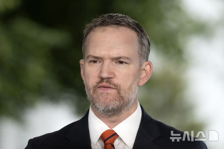 [워싱턴=AP/뉴시스]  제이미슨 그리어 미국 무역대표부(USTR) 대표는 4일(현지 시간) 도널드 트럼프 미국 대통령이 내년 미국-멕시코-캐나다 협정(USMCA)에서 탈퇴할 수 있다고 밝혔다. 사진은 그리어 대표가 지난 8월 1일 워싱턴 백악관에서 인터뷰하는 모습. 2025.12.04.