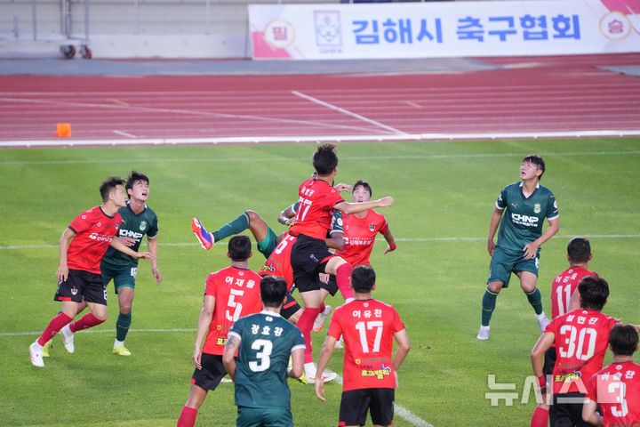 [김해=뉴시스]김해FC 경기. (사진=김해시 제공). 2025.08.01.photo@newsis.com