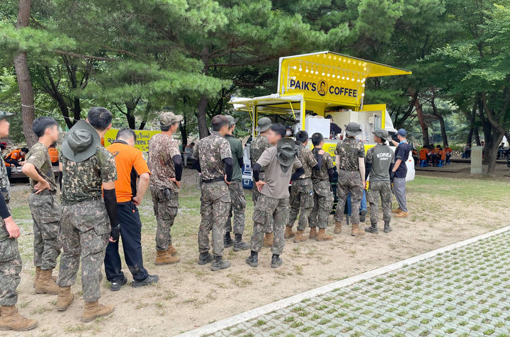 [서울=뉴시스] 더본코리아가 가평군 수해 복구 지역에 커피 프랜차이즈 빽다방 커피 트럭을 지원했다. (사진=더본코리아 제공)  *재판매 및 DB 금지