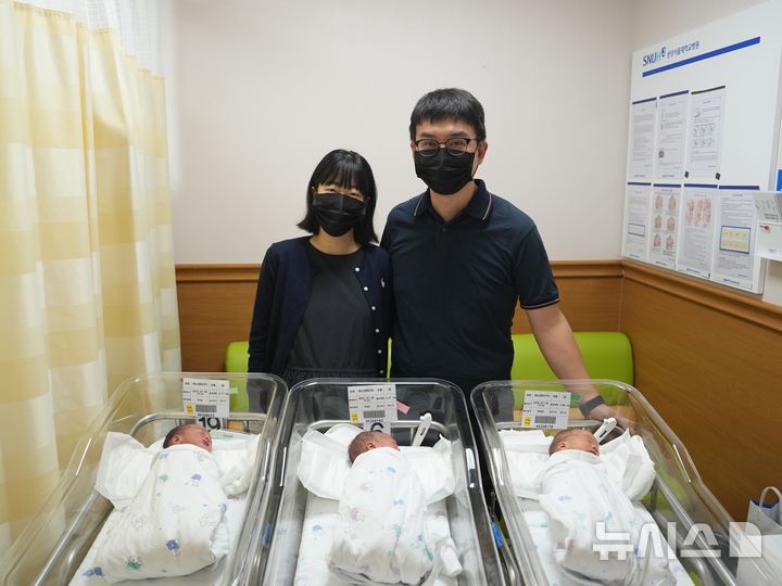 [서울=뉴시스] 하나정 씨와 세쌍둥이가 출산 3일만에 퇴원을 하며 기념사진을 촬영하고 있다. (사진= 분당서울대병원 제공)