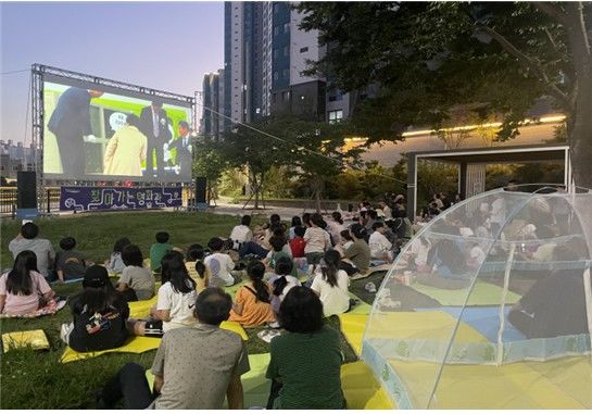 [부산=뉴시스] 15분도시 프로그램 '찾아가는 영화관' (사진=부산시 제공) 2025.08.01. photo@newsis.com *재판매 및 DB 금지