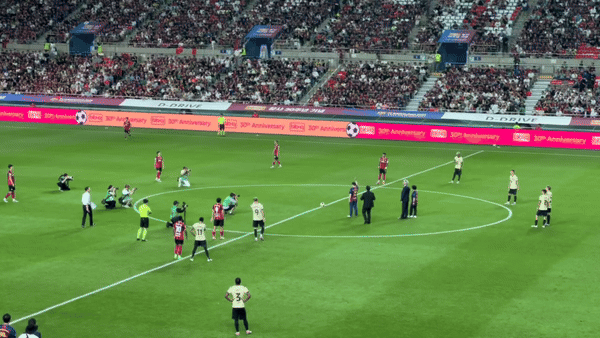 [서울=뉴시스] 김민성 기자 = 지난달 31일 BBQ 후원으로 서울월드컵경기장에서 열린 FC바르셀로나와 FC서울의 친선 경기가 열렸다. 경기 시작 전 윤홍근 제너시스BBQ 회장이 시축을 하고 있다. 2025.07.31. kms@newsis.com *재판매 및 DB 금지 *재판매 및 DB 금지