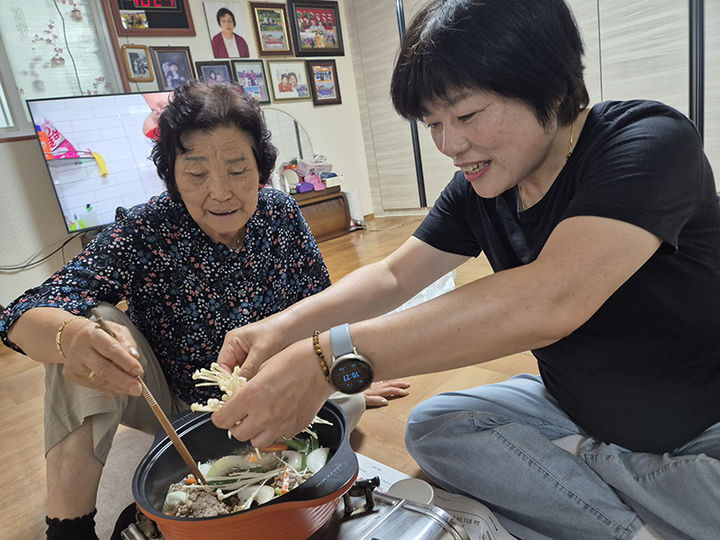 정선군사회복지협의회가 1일까지 진행한 혹서기 ‘어르신 영양밥상 요리교실’ 프로그램.(사진=정선군 제공) *재판매 및 DB 금지