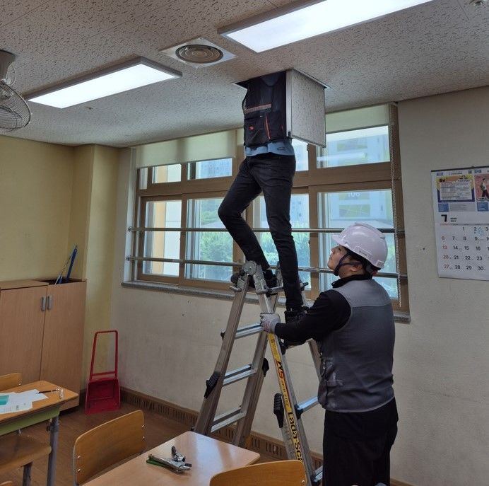 [대구=뉴시스]대구 196개교 천장형 공기순환기 필터 교체…5억8000만원 투입(사진=대구교육청 제공) photo@newsis.com *재판매 및 DB 금지