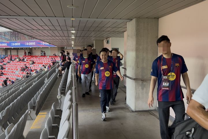 [서울=뉴시스] 윤홍근 제너시스BBQ그룹 회장이 지난달 31일 서울월드컵경기장에서 열린 FC바르셀로나와 FC서울의 친선경기 시작 전 가맹점주들과 관중들에게 인사를 하기 위해 관중석을 돌아다니는 모습. 2025.08.01. kms@newsis.com. *재판매 및 DB 금지