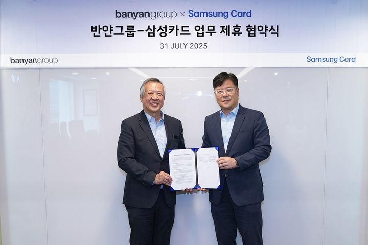 [서울=뉴시스] 지난달 31일 삼성카드 마케팅본부장 김대순 부사장(오른쪽)과 반얀트리 아태 세일즈 부문장 Bobby Ong 부사장(왼쪽)이 업무협약 체결 후 기념사진을 촬영하고 있다. (사진=삼성카드 제공) 2025.08.01. photo@newsis.com *재판매 및 DB 금지