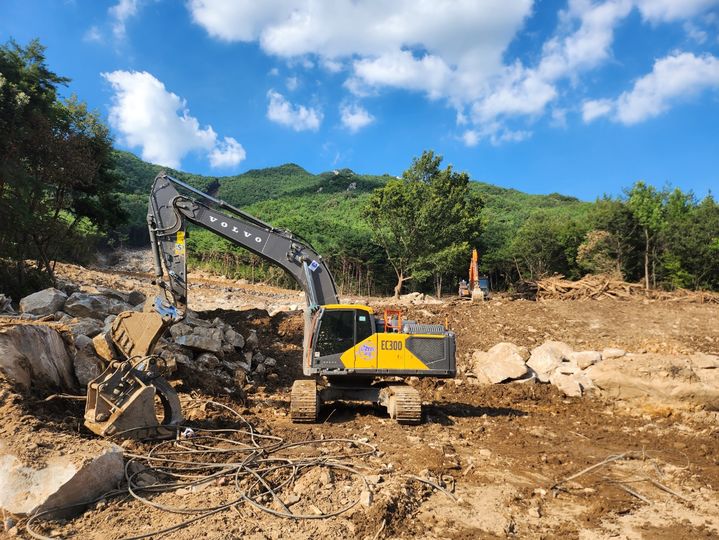 [산청=뉴시스] 서희원 기자= 1일 경남 산청군 신안면 외송리 구, 경호강 휴게소 산사태 복구작업을 하고 있다. 2025. 08. 01. shw1881@newsis.com  *재판매 및 DB 금지