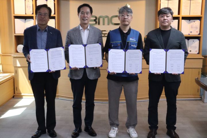 [부산=뉴시스] 부산도시공사 '공정노사 및 복수노조 솔루션' 체결. (사진=부산도시공사 제공) 2025.07.31. photo@newsis.com *재판매 및 DB 금지