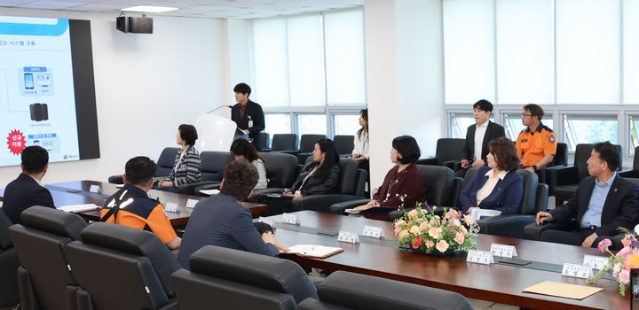 [양산=뉴시스] 양산시 정보통신과 스마트도시팀 양장은 팀장이 시스템 구축 설명을 하고 있다. (사진=양산시 제공) 2025.08.02. photo@newsis.com *재판매 및 DB 금지