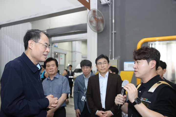 [서울=뉴시스] 강희업 국토교통부 제2차관은 1일 오전 경기 안양에 위치한 쿠팡CLS 안양 1배송캠프를 찾아 폭염 및 집중호우 등 여름철 재난에 대비해 현장 대응 체계를 점검했다. (사진=국토교통부 제공) 2025.08.01. photo@newsis.com *재판매 및 DB 금지