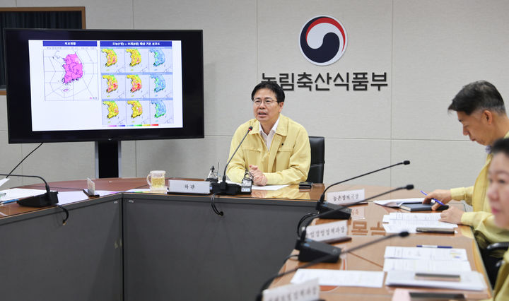 [세종=뉴시스] 농림축산식품부는 1일 정부세종청사에서 강형석 농식품부 차관 주재로 '폭염으로 인한 농가 피해 예방 대책 점검 회의'를 열었다고 밝혔다. (사진=농식품부 제공) 2025.08.01. photo@newsis.com *재판매 및 DB 금지