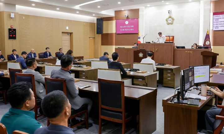 [서천=뉴시스] 조명휘 기자 = 서천군의회가 1일 제332회 임시회 제5차 본회의를 열어 안건을 심의 의결한 뒤 폐회하고 있다. (사진= 서천군의회 제공) 2025.08.01. photo@newsis.com  *재판매 및 DB 금지