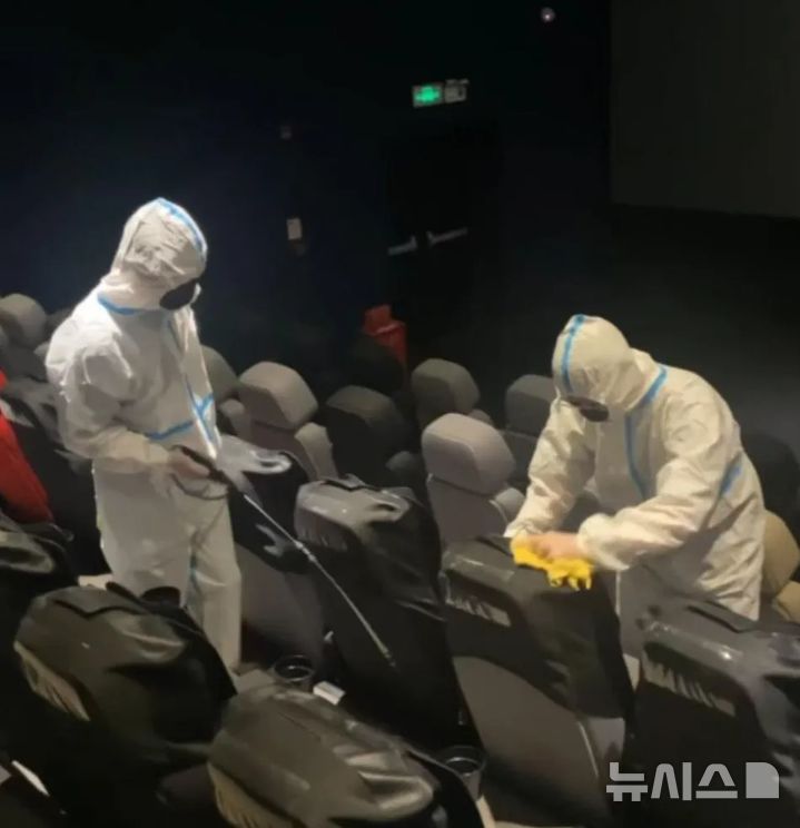 [뉴시스] 한 누리꾼이 촬영해 올린 영상. 극장 좌석 등받이에 하얀 벌레 알로 보이는 물질이 수북이 붙어 있다. (7월 31일, 홍성신문) 