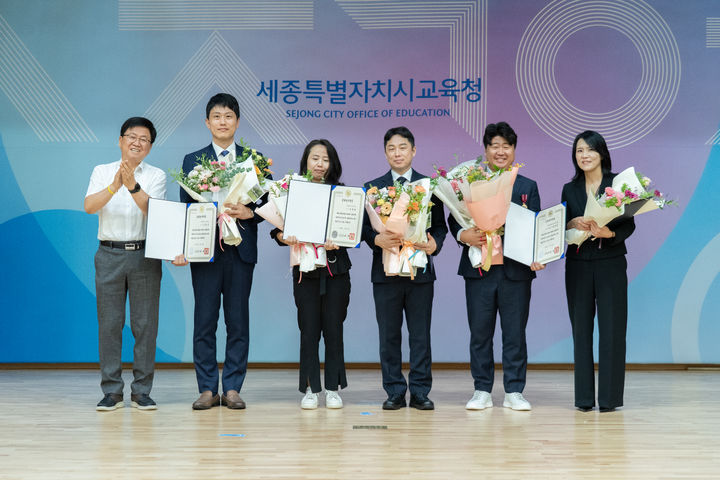 [세종=뉴시스] 국무총리 표창을 받은 공무원들이 (왼쪽)최교진 세종시교육감과 기념사진을 찍고 있다.(사진=세종시교육청 제공) 2025.08.01. photo@newsis.com *재판매 및 DB 금지