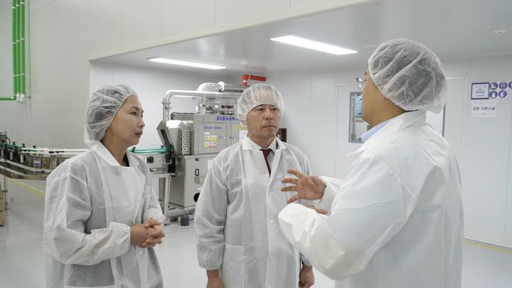 [세종=뉴시스] 한국식품산업클러스터진흥원(식품진흥원)은 직접 운영하는 공유주방을 통해 청년 창업기업이 첫 제품 생산에 성공했다고 1일 밝혔다. (사진=식품진흥원 제공) 2025.08.01. photo@newsis.com *재판매 및 DB 금지