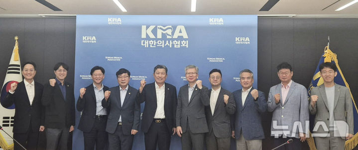 [서울=뉴시스] 김택우 대한의사협회장(왼쪽 여섯번째)은 지난달 31일 서울 용산구 대한의사협회 대회의실에서 이성규 대한병원협회장(왼쪽 다섯번째) 등과 간담회를 개최했다. 