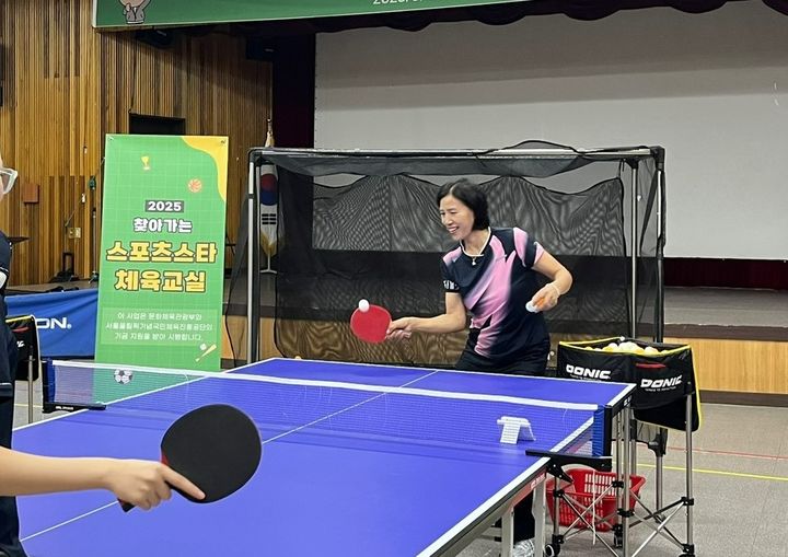 [안양=뉴시스] 전 탁구 국가대표 홍차옥 선수가 정심여자중고등학교 학생들과 탁구 게임을 하고 있는 모습. (사진=정심여자중고등학교 제공) 2025.08.01. photo@newsis.com *재판매 및 DB 금지