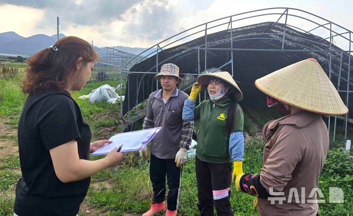 [포항=뉴시스] 송종욱 기자 = 경북 포항시는 4~8일 닷새간 외국인 계절 근로자 고용 현장을 찾아 온열질환 예방 5대 기본 수칙을 중심으로 온열질환 예방 현장 점검을 한다. 사진은 포항시 관계자가 지난 6월17일부터 7월3일까지 외국인 계절 근로자 인권 실태를 점검하는 모습. (사진=포항시 제공) 2025.08.01. photo@newsis.com