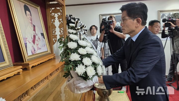 [구미=뉴시스] 박홍식 기자 = 국민의힘 당대표 선거에 출마한 김문수 후보가 1일 오후 경북 구미시 상모동 박정희 전 대통령 생가를 찾아 영정에 헌화하고 있다. 2025.08.01 phs6431@newsis.com
