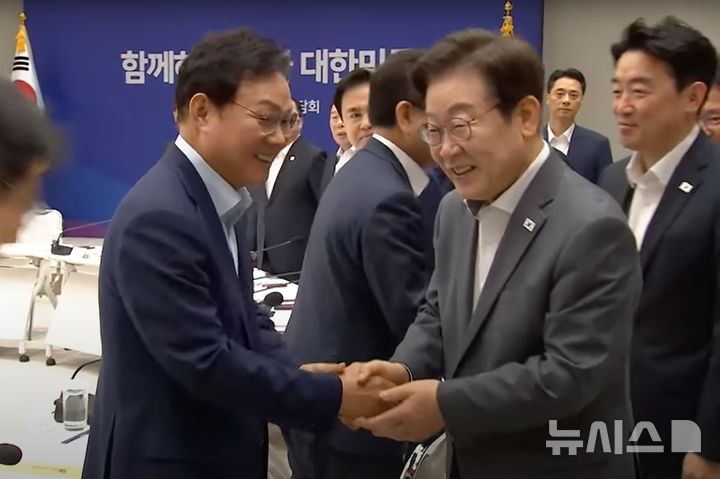 [서울=뉴시스]박완수 경남도지사가 1일 서울 용산 대통령실에서 열린 대통령 주재 시·도지사 간담회가 끝난 후 이재명 대통령과 악수하고 있다.(사진=경남도 제공) 2025.08.01. photo@newsis.com
