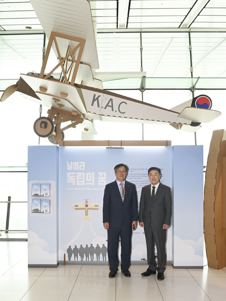 [서울=뉴시스] 홍찬선 기자 = 1일 김포공항 국내선 3층 나루마래에 열린 ‘날아라 독립의 꿈’ 특별전시에서 박광호 한국공항공사 김포공항장(왼쪽)과 김형석 독립기념관 관장(오른쪽)이 기념촬영을 하고 있다. 2024.08.01. (사진=한국공항공사 제공) photo@newsis.com *재판매 및 DB 금지
