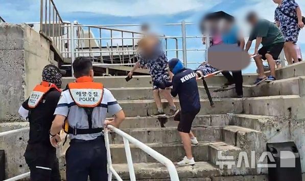 [제주=뉴시스] 1일 오전 제주 서귀포시 가파도에서 60대 응급환자가 해경에 의해 본섬으로 이송되고 있다. (사진=서귀포해양경찰서 제공) 2025.08.01. photo@newsis.com 