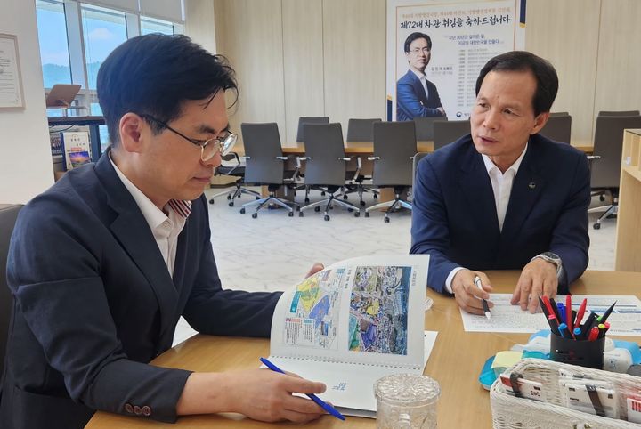 [음성=뉴시스] 1일 행정안전부를 방문한 조병옥(오른쪽) 충북 음성군수가 김민재 차관에게 지역 현안사업 지원에 대해 건의하고 있다. (사진=음성군 제공) 2025.8.1. photo@newsis.com *재판매 및 DB 금지