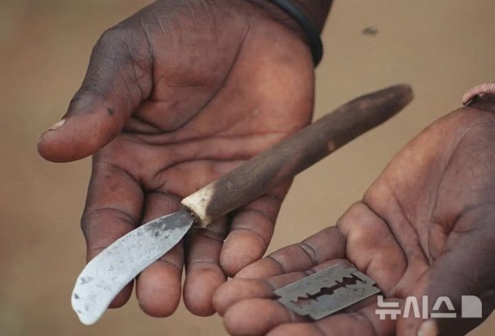 [뉴시스] 매년 열리는 이 의식은 ‘울왈루코(Ulwaluko)’로 알려져 있으며, 주로 코사(Xhosa)족에 의해 수행된다. 이 전통 의례는 소년기에서 성인 남성으로의 이행을 상징한다. (출처=데일리메일) 