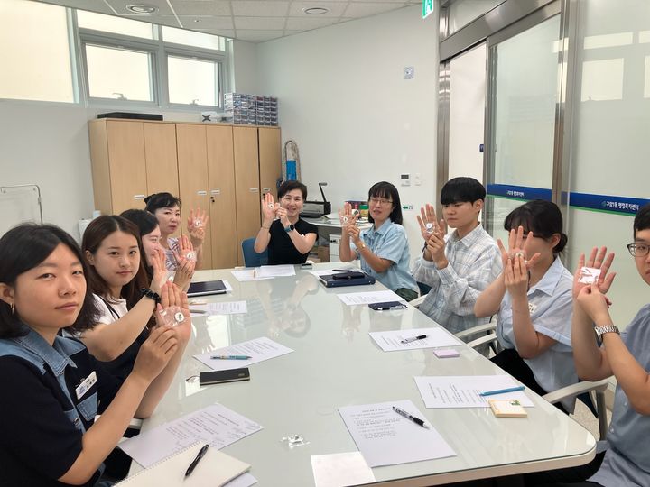 [창원=뉴시스] 강경국 기자 = 경남 창원시 마산회원구 구암1동 공무원들이 공직자의 청렴문화 조성 캠페인의 일환으로 '구암1동 오늘도 청렴해' 3편을 진행하고 있다. (사진=창원시청 제공). 2025.08.01. photo@newsis.com