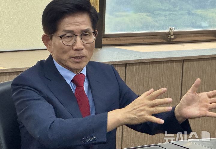 [대구=뉴시스] 정재익 기자 = 김문수 국민의힘 당대표 후보가 1일 오후 대구 수성구 국민의힘 경북도당에서 가진 기자간담회에서 발언하고 있다. 2025.08.01. jjikk@newsis.com