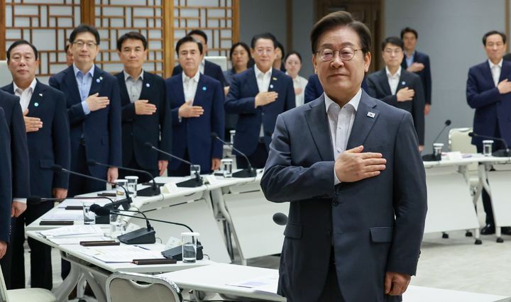 [홍성=뉴시스] 김태흠 충남지사가 1일 이재명 대통령 주재로 열린 시도지사 간담회에 참석, 국민의례를 하고 있다. *재판매 및 DB 금지