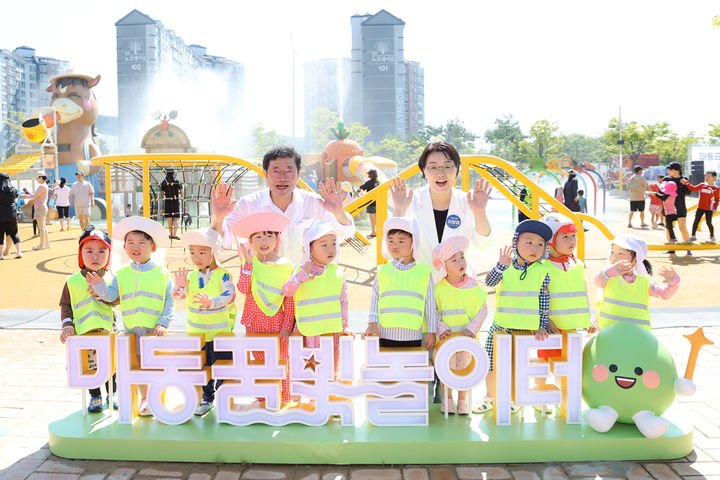 [광양=뉴시스] 1일 전남 광양시 마동근린공원 꿈빛놀이터 개장식이 열리고 있다. (사진=광양시 제공) 2025.08.01. photo@newsis.com *재판매 및 DB 금지