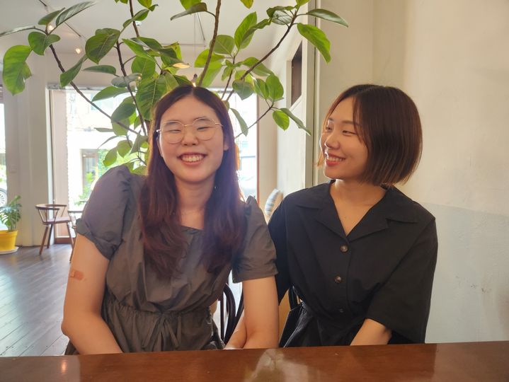 [서울=뉴시스] 유튜브 채널 '아보피치'를 운영 중인 자매 오정현(28)씨와 오지현(25)씨. 2025. 8. 2. *재판매 및 DB 금지