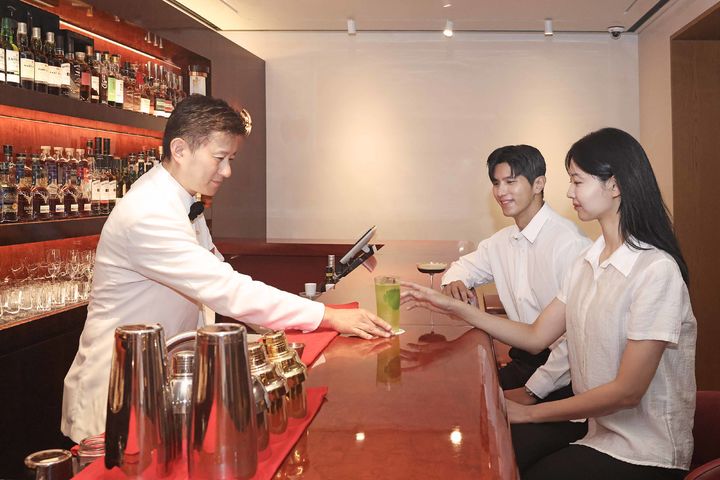 [서울=뉴시스] 신세계백화점 강남점에 하이엔드 라운지 컨셉의 칵테일바인 '슈퍼스타(Superstar) by(바이) 폴스타'를 오픈했다고 3일 밝혔다. (사진=신세계 제공) *재판매 및 DB 금지