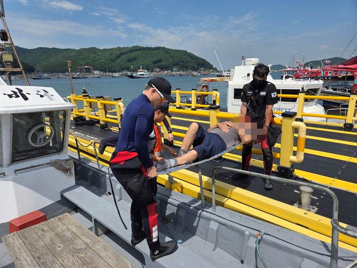 [보령=뉴시스] 월도 섬마을에서 80대 남성이 쓰러져 보령해경이 긴급 이송했다.(사진=보령해양경찰서 제공) 2025.08.01. photo@newsis.com *재판매 및 DB 금지