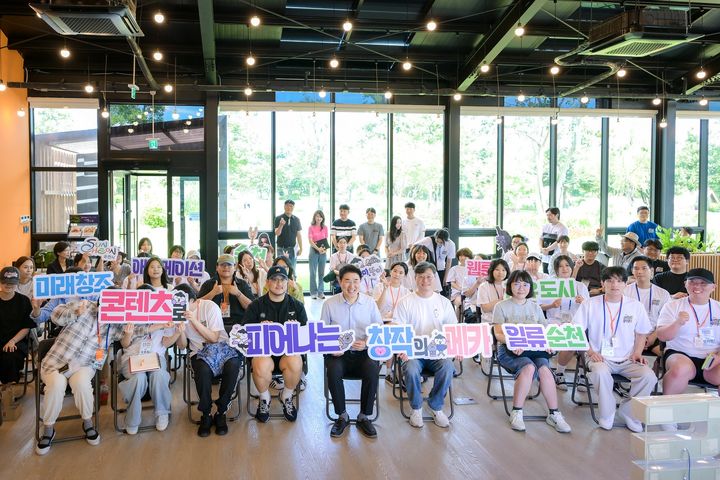 [순천=뉴시스] 노관규 순천시장이 '2025 순천로드 창작캠프 웹툰 메이커톤' 창작자들과 정원워케이션센터에서 단체사진을 찍고있다. (사진=순천시 제공) 2025.08.01. photo@newsis.com *재판매 및 DB 금지