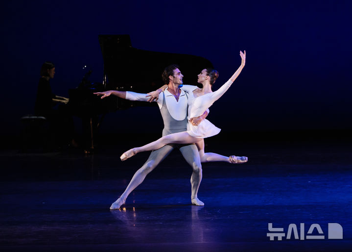 [서울=뉴시스]'파리 오페라 발레 에투알 갈라 2025' A프로그램 (사진=예술의전당·YOON6PHOTO 제공) 