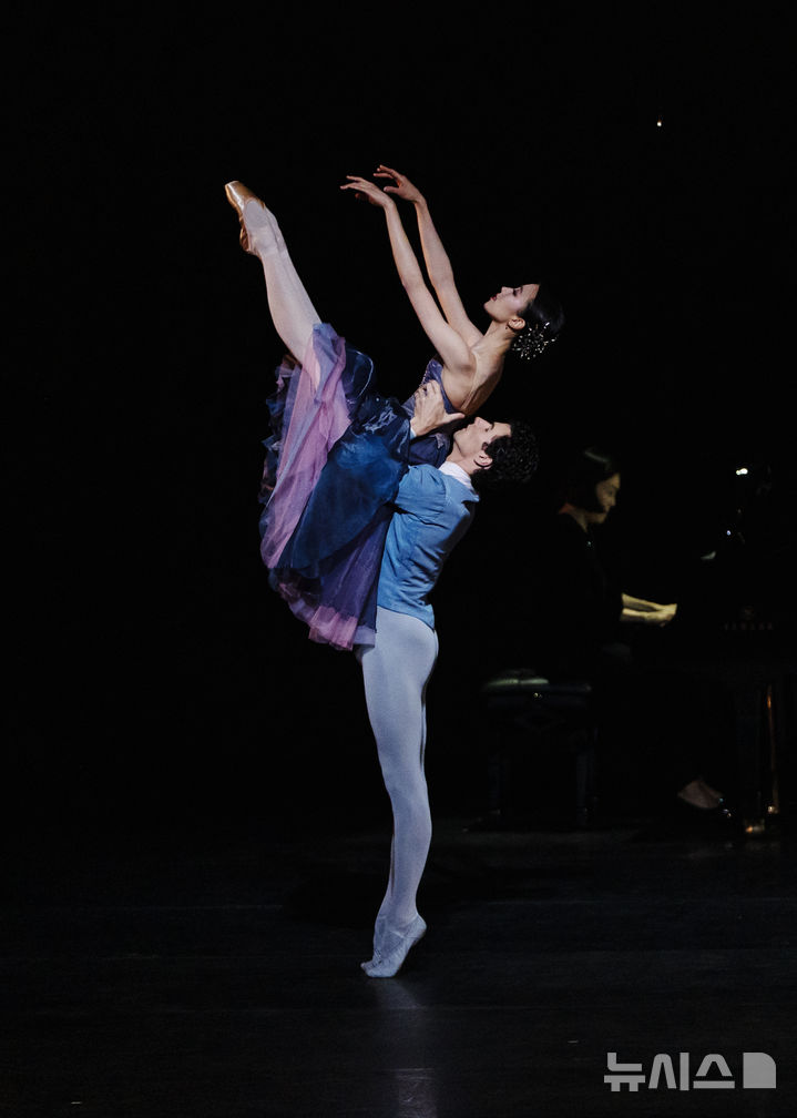 [서울=뉴시스]'파리 오페라 발레 에투알 갈라 2025' A프로그램 (사진=예술의전당·YOON6PHOTO 제공) 