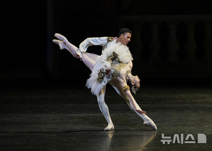 [서울=뉴시스]'파리 오페라 발레 에투알 갈라 2025' A프로그램 (사진=예술의전당·YOON6PHOTO 제공)