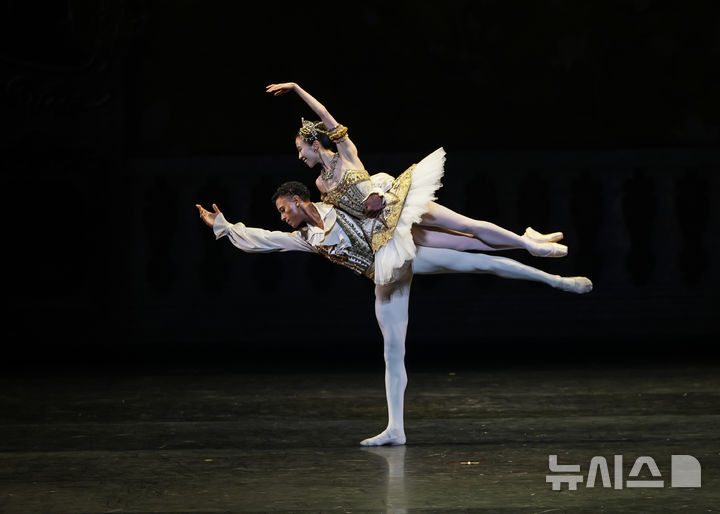 [서울=뉴시스]'파리 오페라 발레 에투알 갈라 2025' A프로그램 (사진=예술의전당·YOON6PHOTO 제공) 